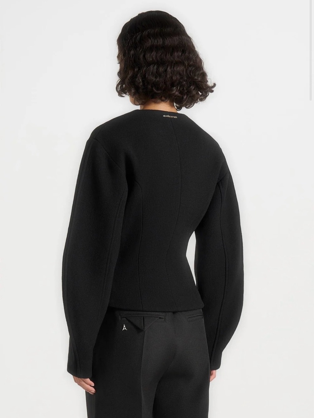 Manière de voir - Aya in black wool hourglass jacket - Picture 5 of 6